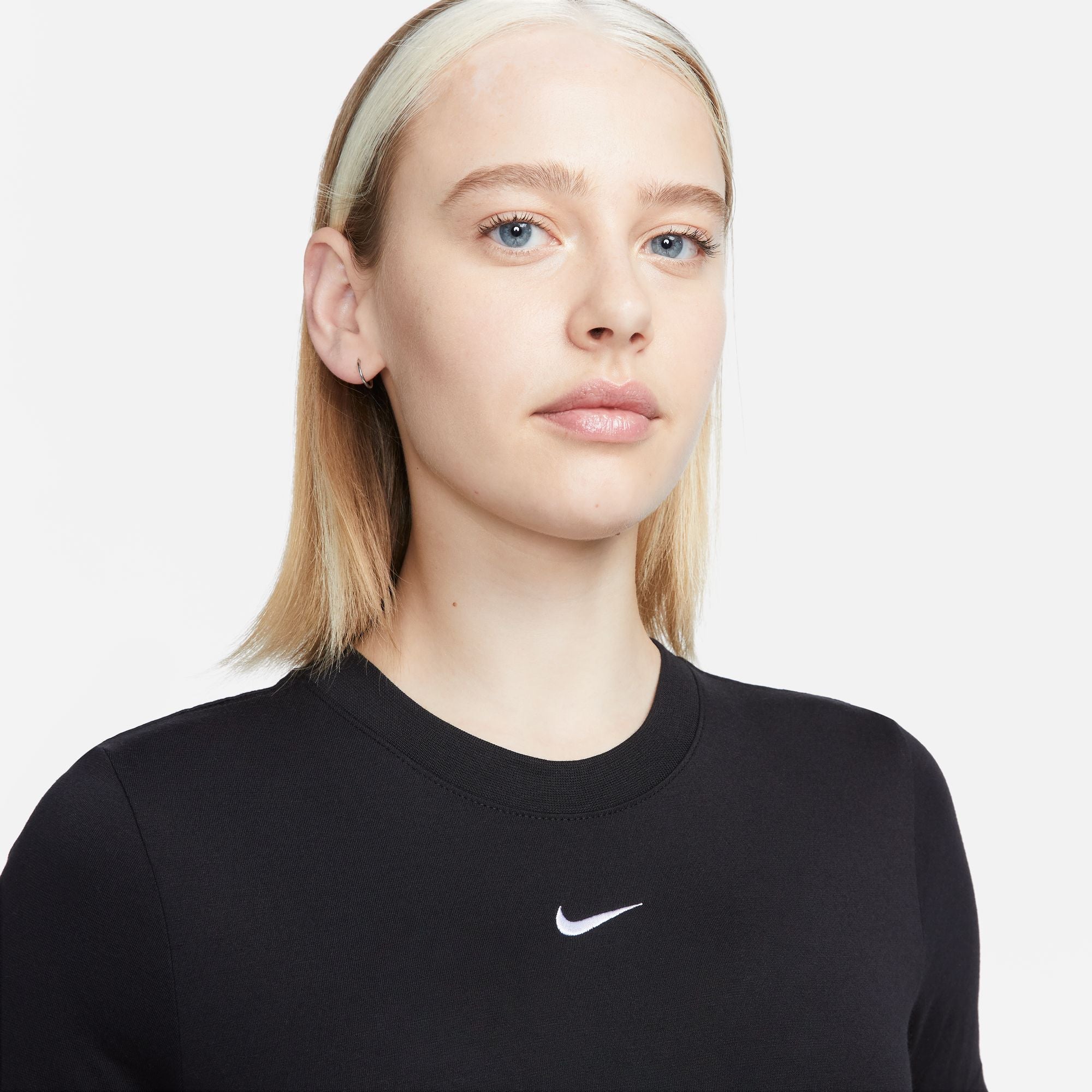 Nike Sportswear Essential Women's Slim Cropped T-Shirt.