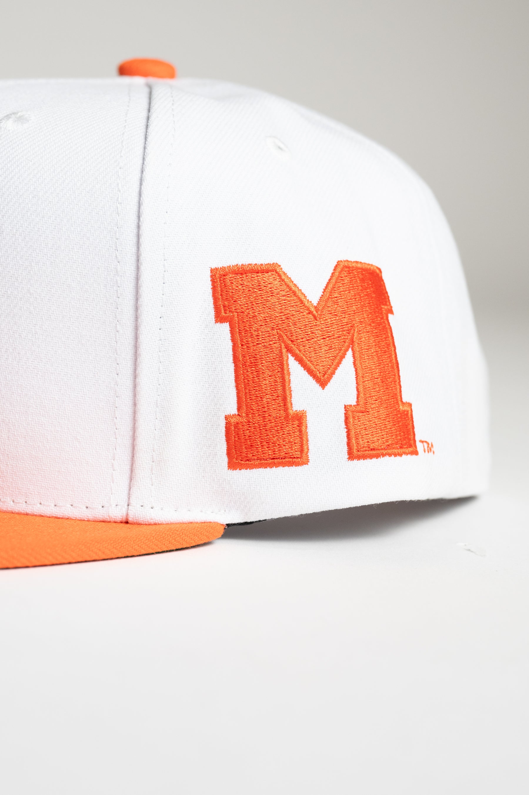 Mitchell & Ness University of Miami Hurricanes UM NCAA Legendary Home White Snapback